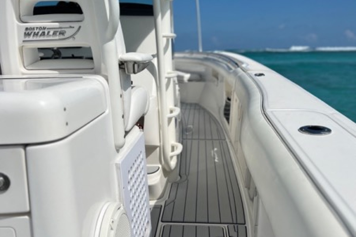 BOSTON WHALER - 370 OUTRAGE - thumbnail 8