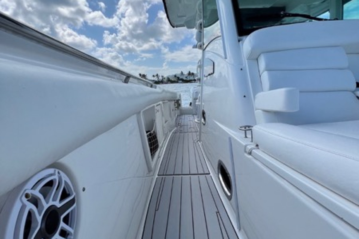 BOSTON WHALER - 370 OUTRAGE - thumbnail 9