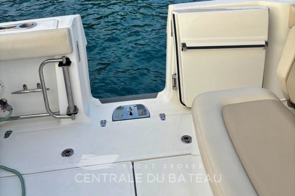 BOSTON WHALER - 330 OUTRAGE - thumbnail 8