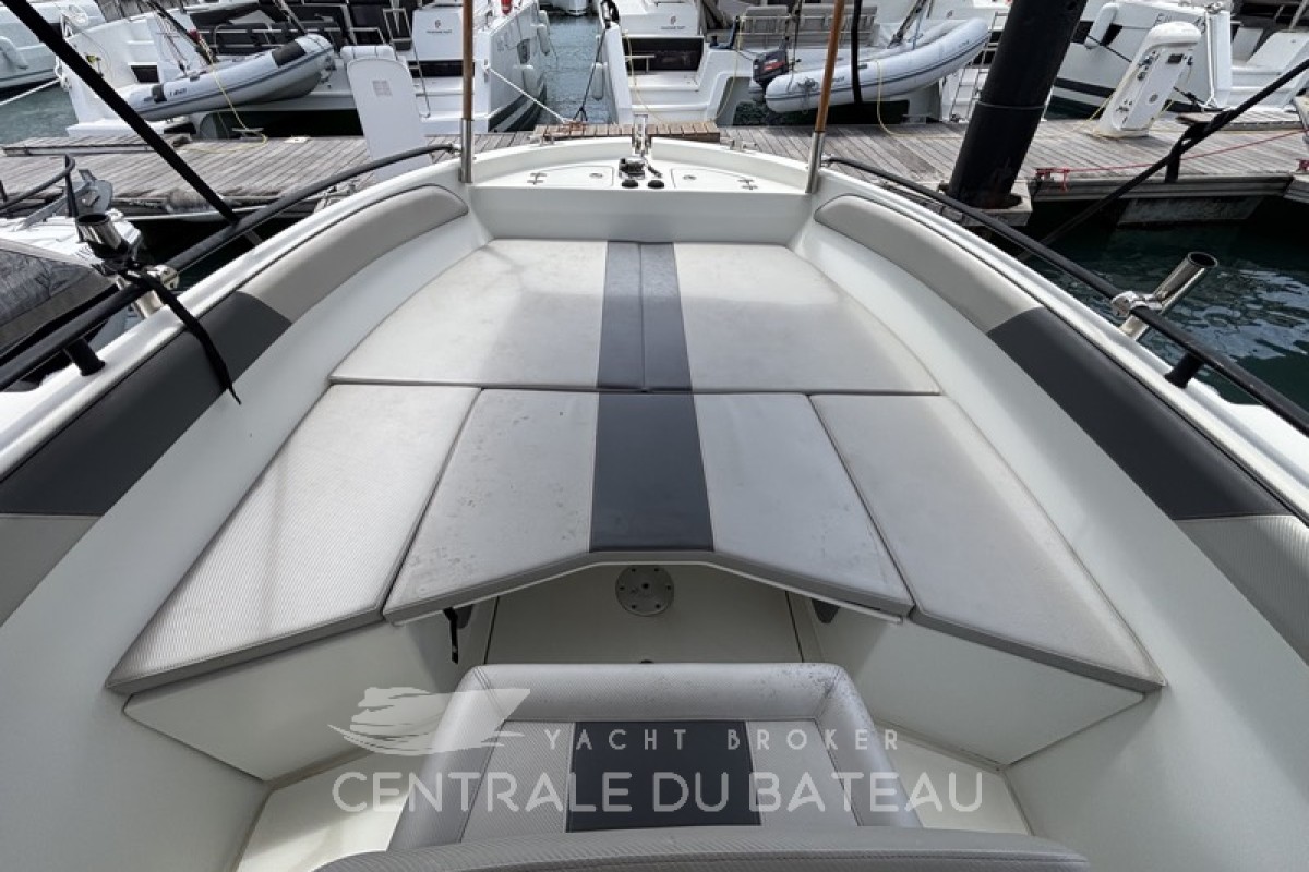 Cockpit avant aménagé avec le bain de soleil - BMA X222 - Centrale du Bateau