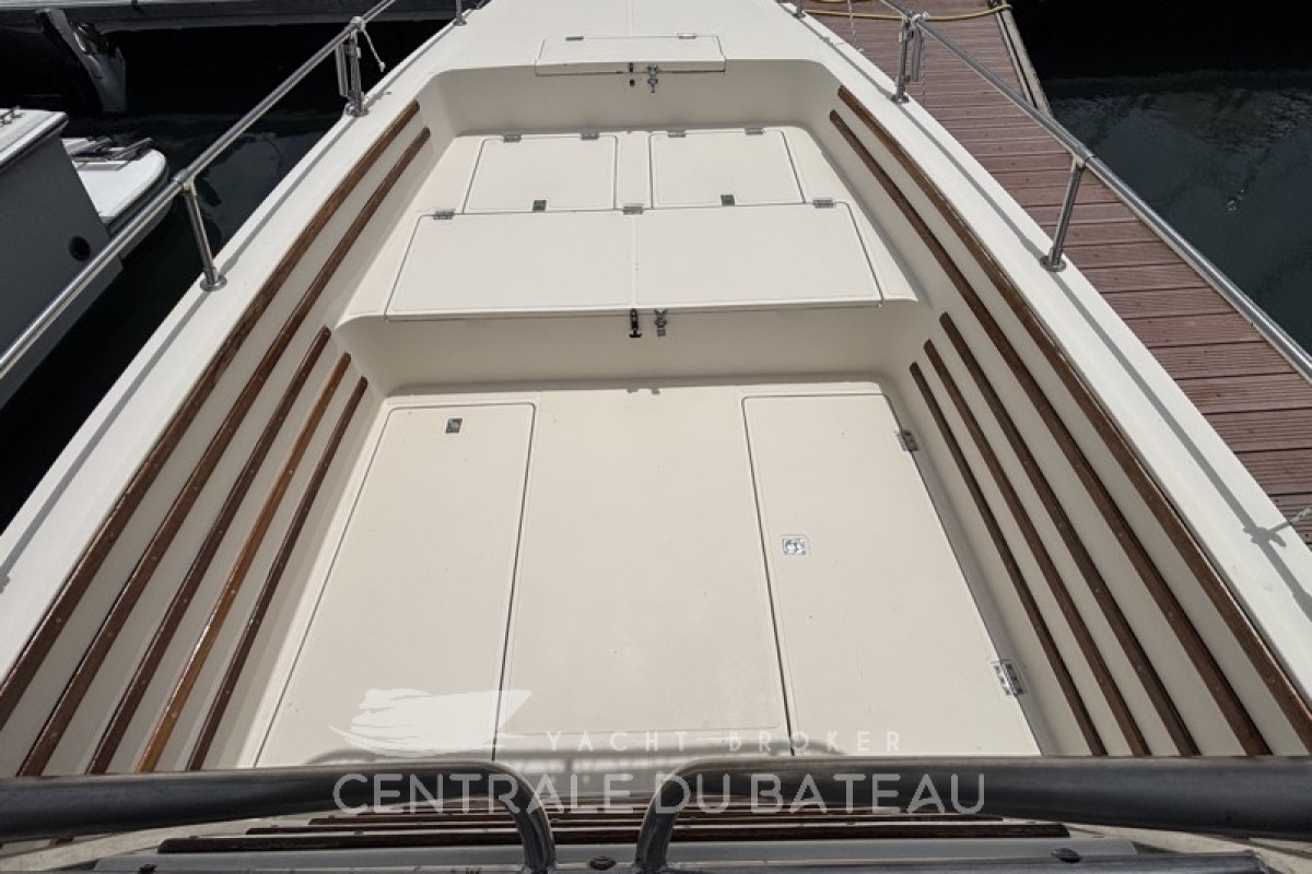 Aménagement avant et nombreux rangements - Sea Cat 2550 - Centrale du Bateau