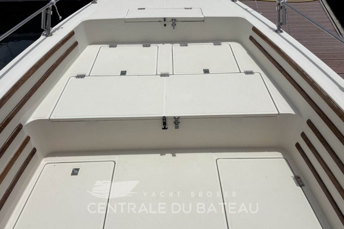 Pont avant avec coffres - Sea Cat 2550 - Centrale du Bateau