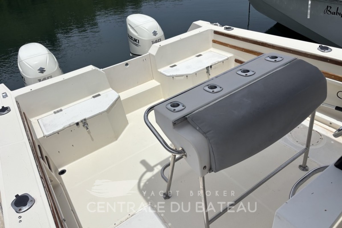 Vue de profil arrière - Sea Cat 2550 - Centrale du Bateau