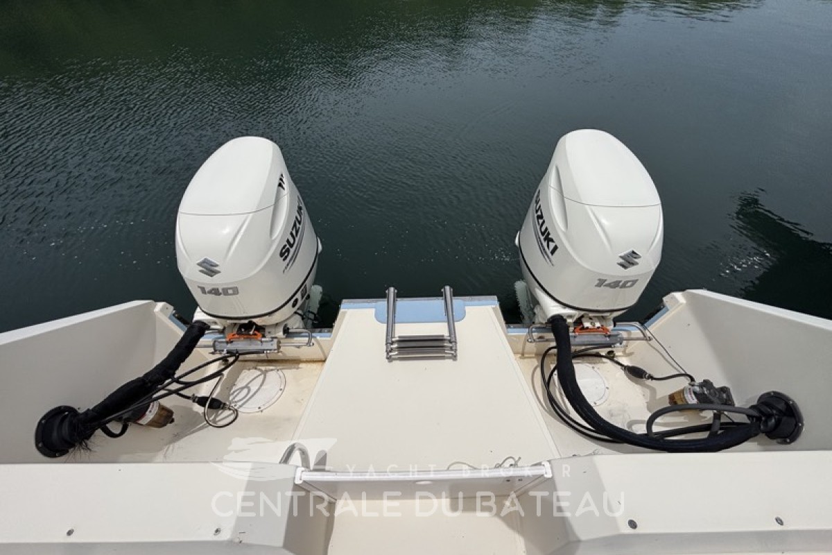 Plateforme arrière et moteur Suzuki monté sur catamaran - Sea Cat 2550 - Centrale du Bateau