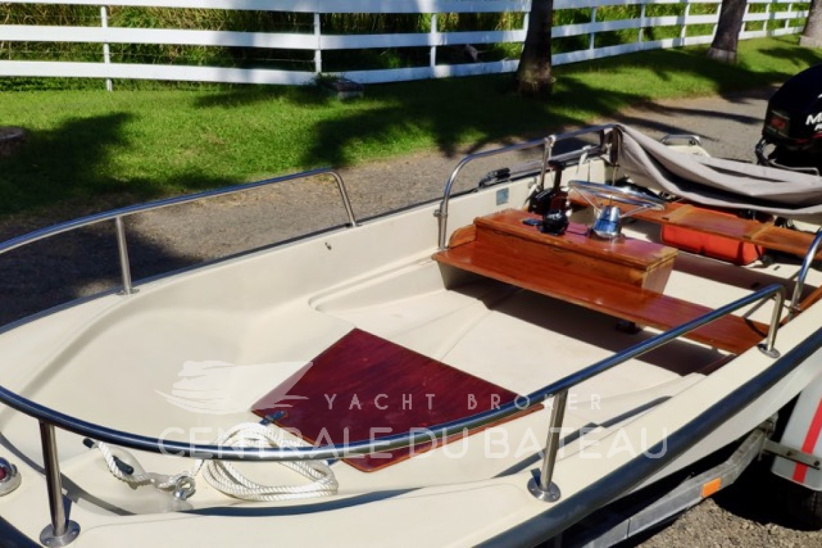 Coffre et poste de pilotage - Boston Whaler 15 - Centrale du Bateau