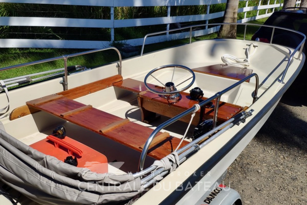 Vue d'en haut de profil - Boston Whaler 15 - Centrale du Bateau