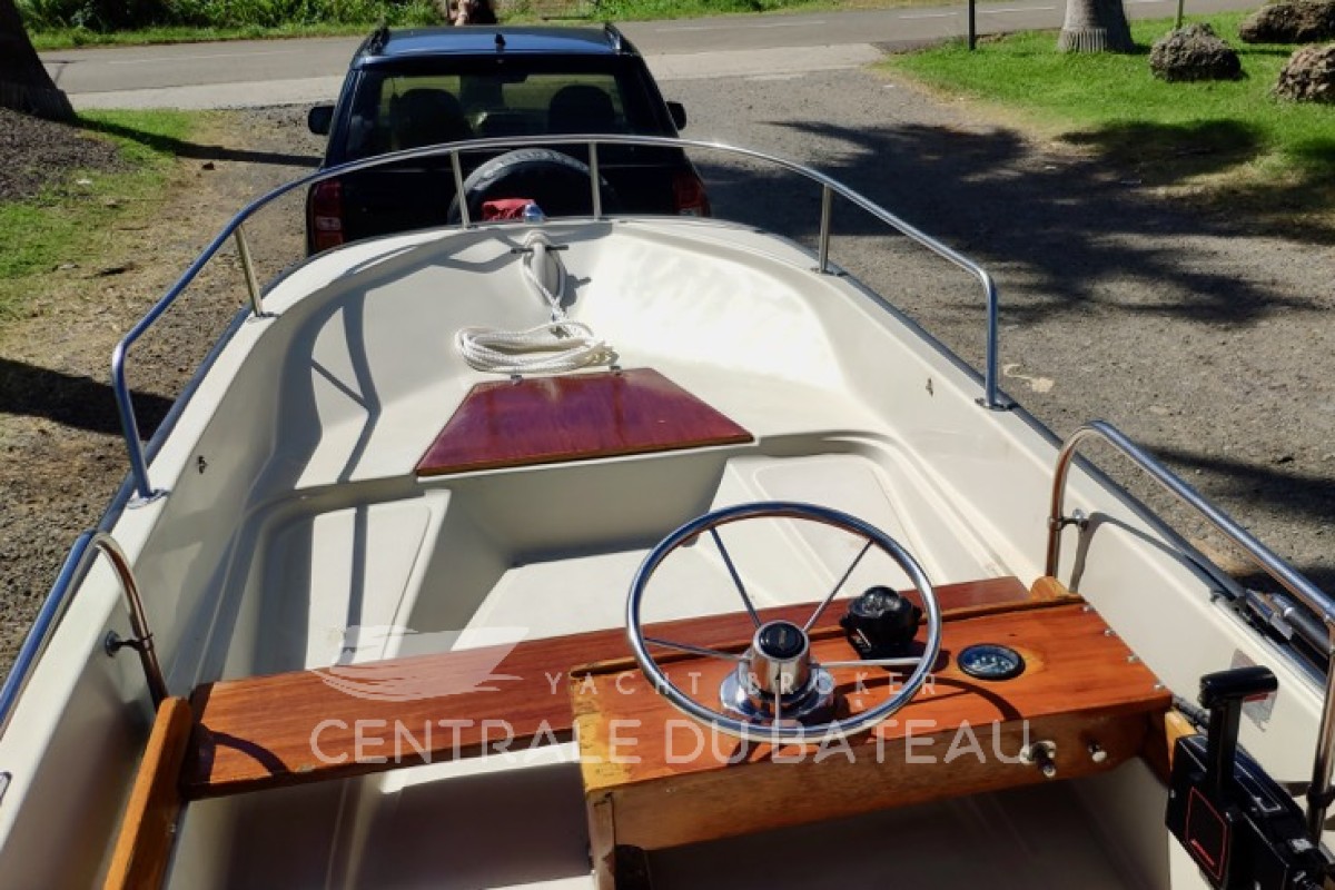 Vue de haut aménagement - Boston Whaler 15 - Centrale du Bateau