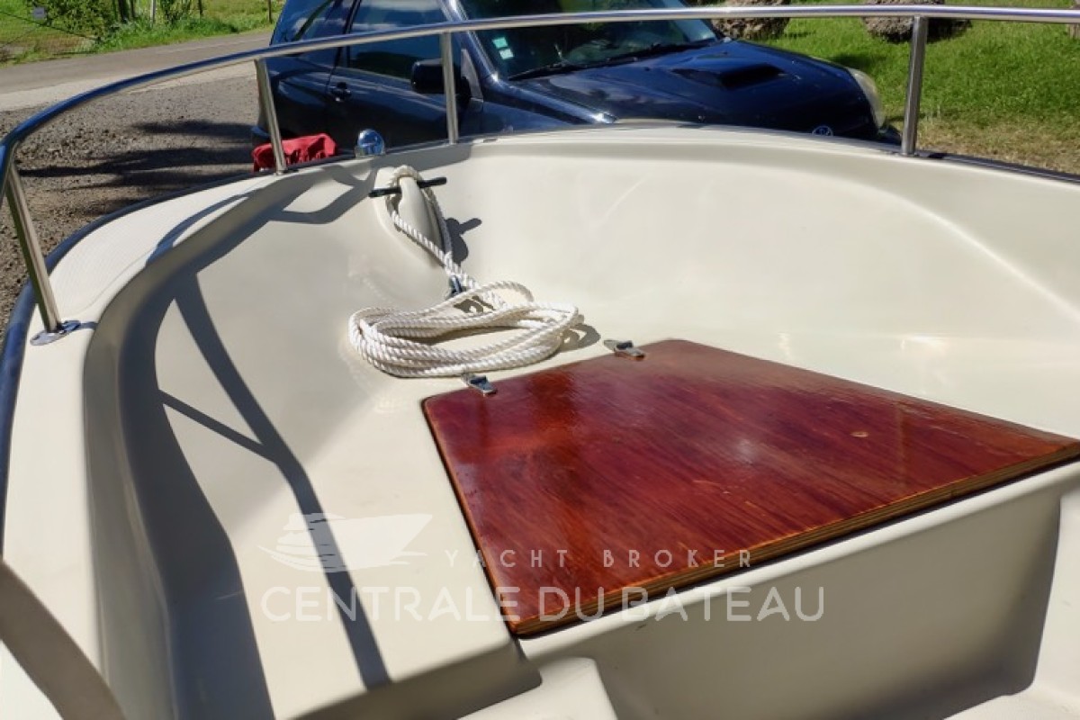 Coffre avant - Boston Whaler 15 - Centrale du Bateau