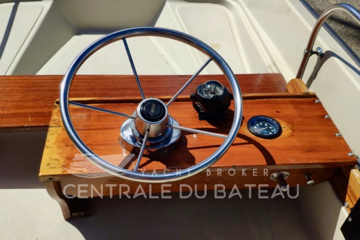 Poste de pilotage et volant inox - Boston Whaler 15 - Centrale du Bateau