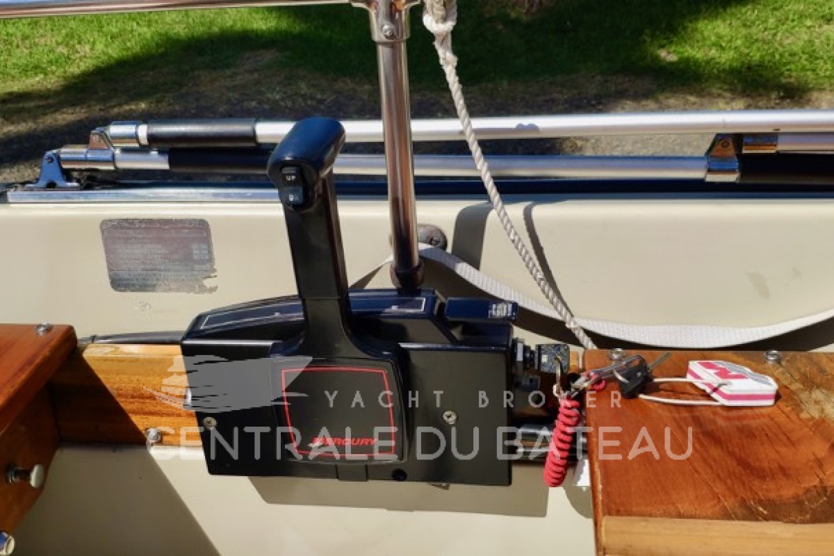 Manette de commande - Boston Whaler 15 - Centrale du Bateau