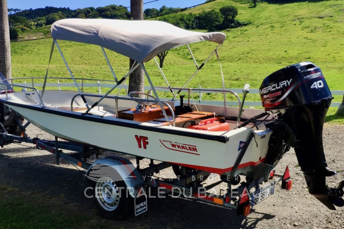 Vue arrière de profil - Boston Whaler 15 - Centrale du Bateau