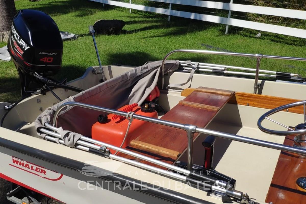 Banc et nourrisse d'essence à l'arrière - Boston Whaler 15 - Centrale du Bateau
