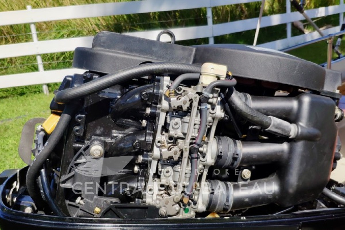 Vue intérieur du moteur - Boston Whaler 15 - Centrale du Bateau
