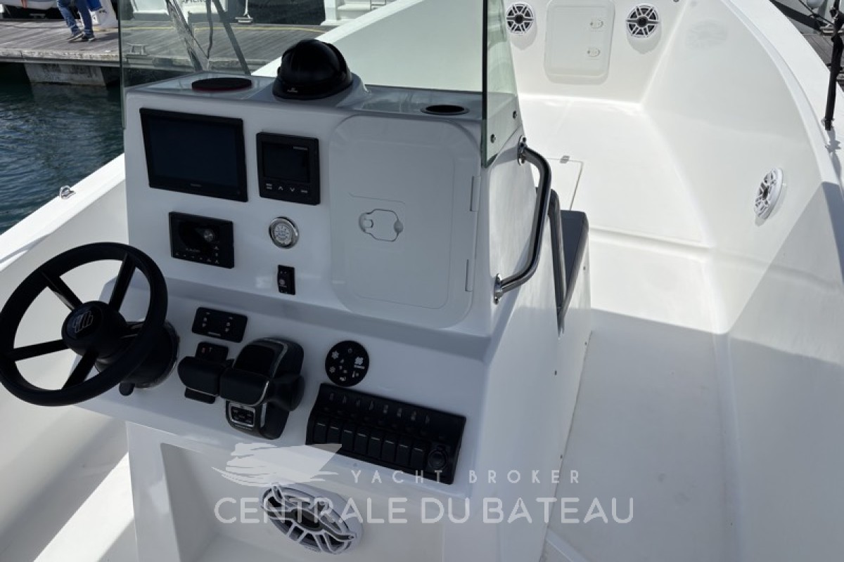 Poste de pilotage vue de profil d'un Maran 30  - Centrale du Bateau