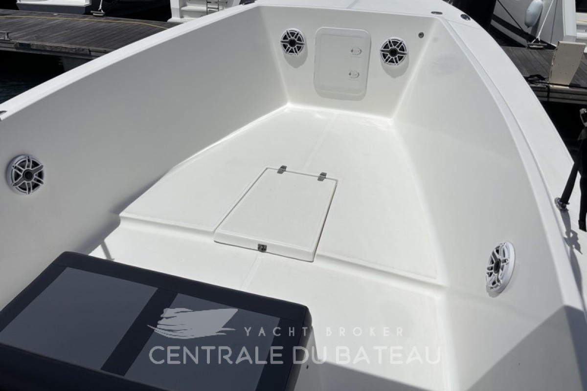 Vue de côté avec sièges - Maran 30  - Centrale du Bateau