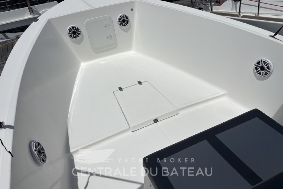 Vue d'en haut de l'avant du bateau Maran 30  - Centrale du Bateau