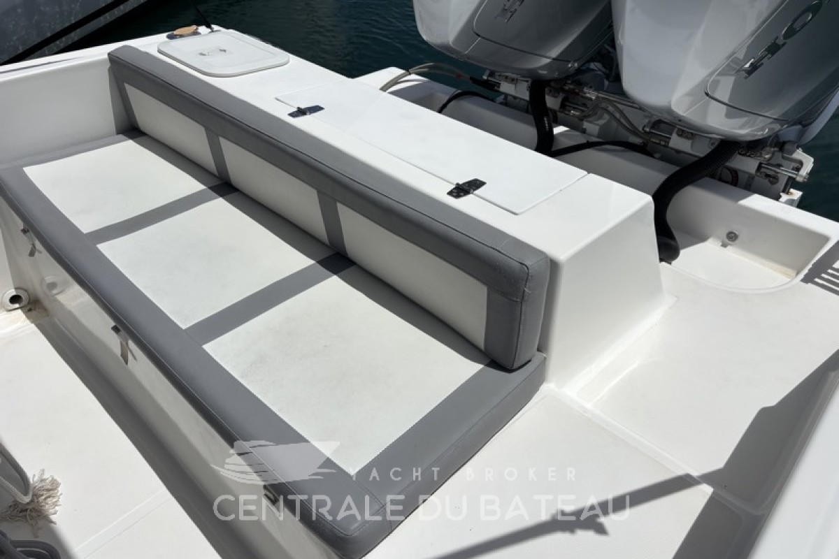Banquette arrière vue de profil - Maran 30  - Centrale du Bateau