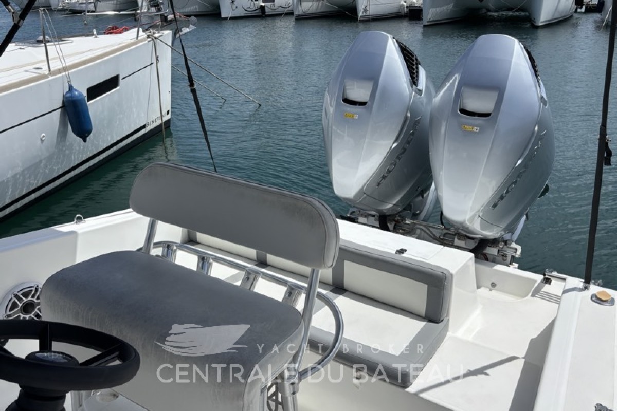 Vue arrière avec leaning poste Maran 30  - Centrale du Bateau