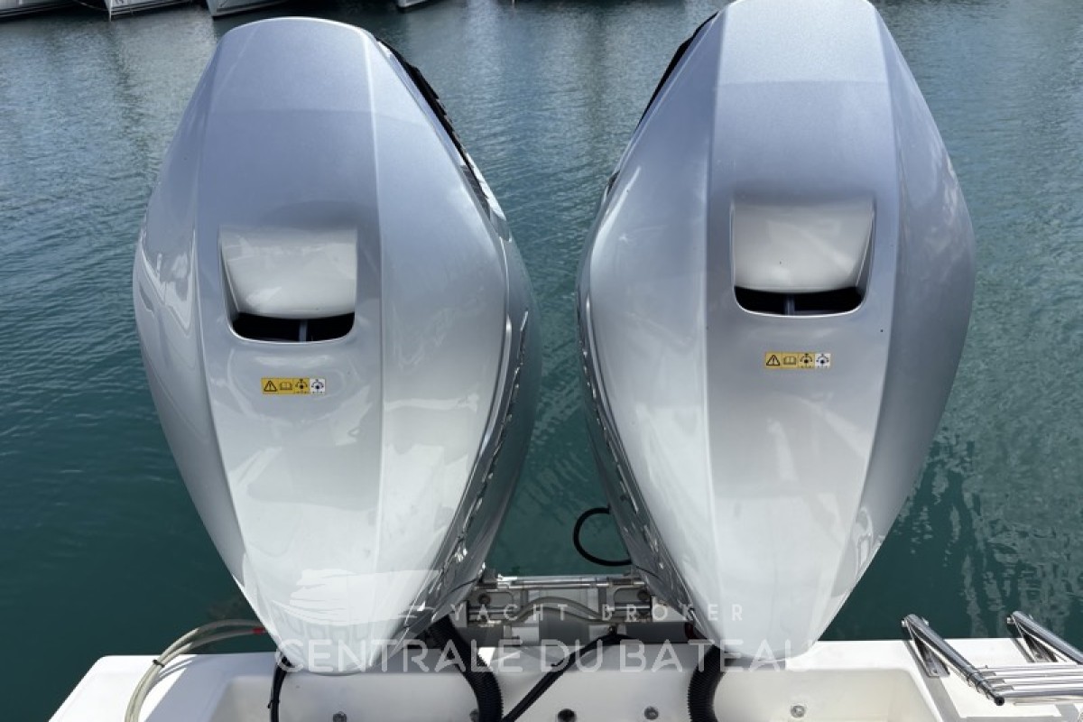 Partie arrière avec moteurs Honda 350cv sur bateau Maran 30  - Centrale du Bateau
