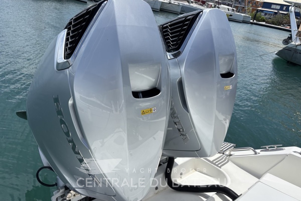 Vue de côté 2 moteurs Honda 350cv sur Maran 30  - Centrale du Bateau