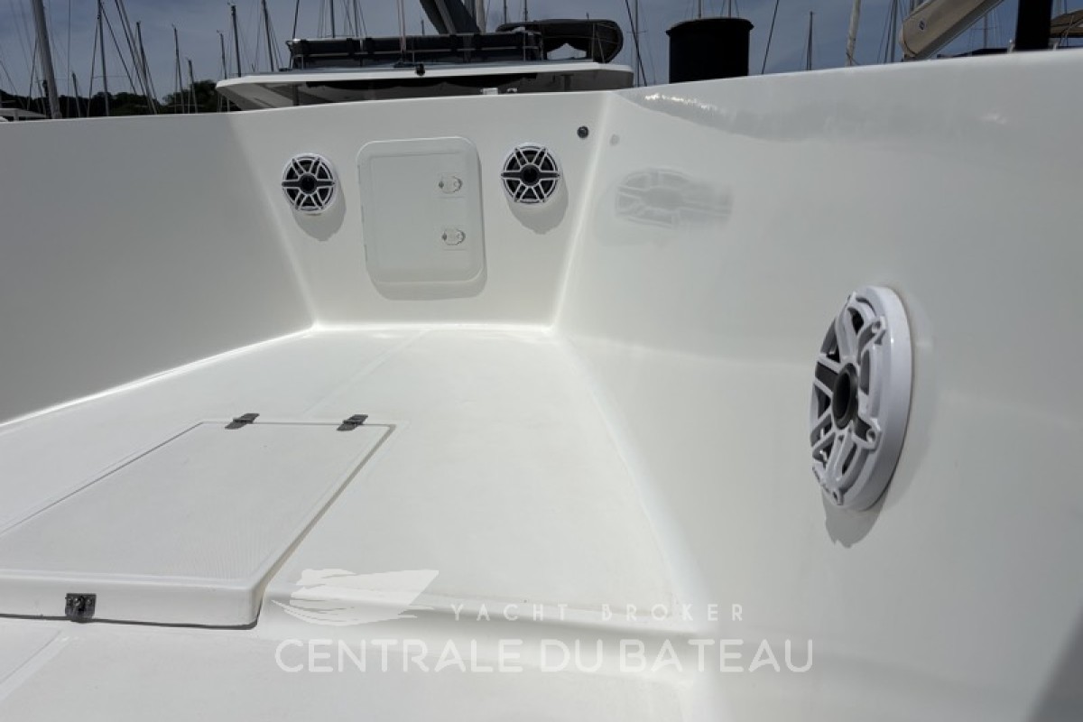 Vue pont avant avec haut parleur stéréo Maran 30  - Centrale du Bateau