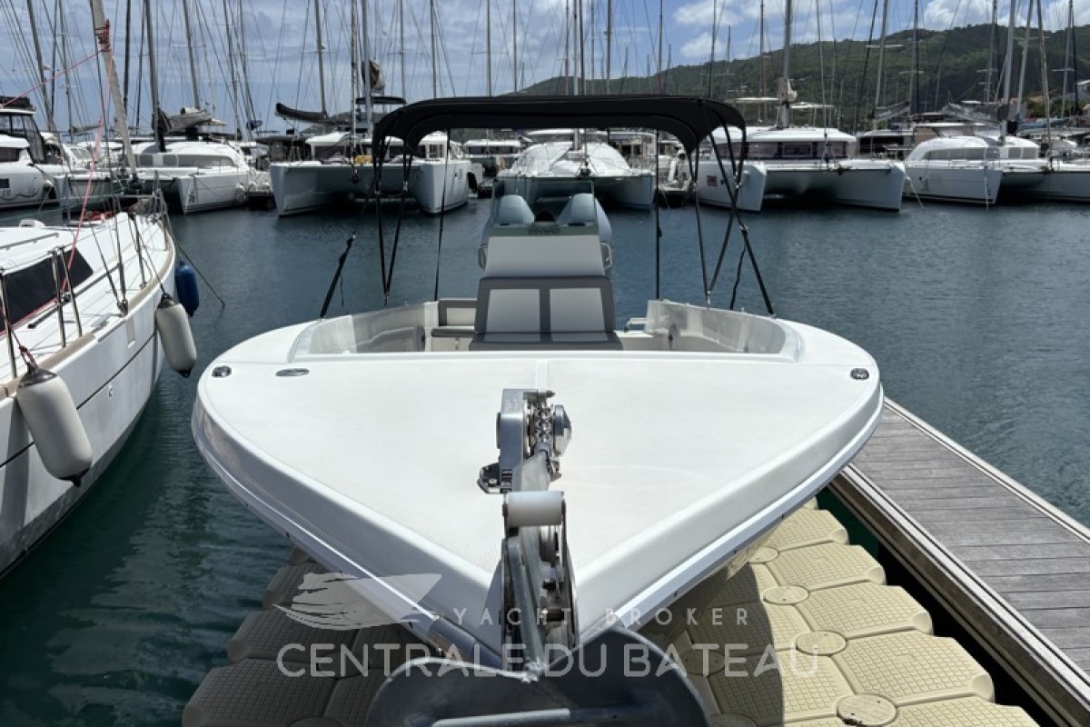 Vue avant bateau Maran 30  - Centrale du Bateau