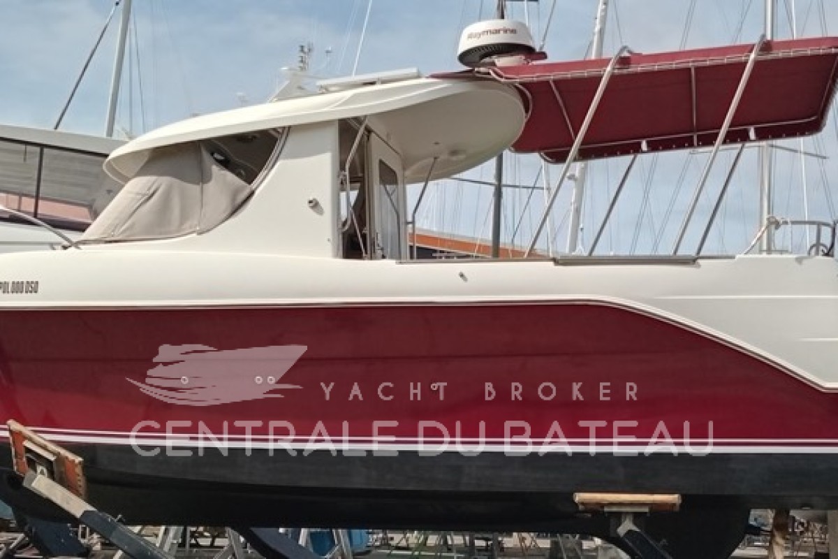 Vue du profil gauche à terre Arvor 250 AS - Centrale du Bateau
