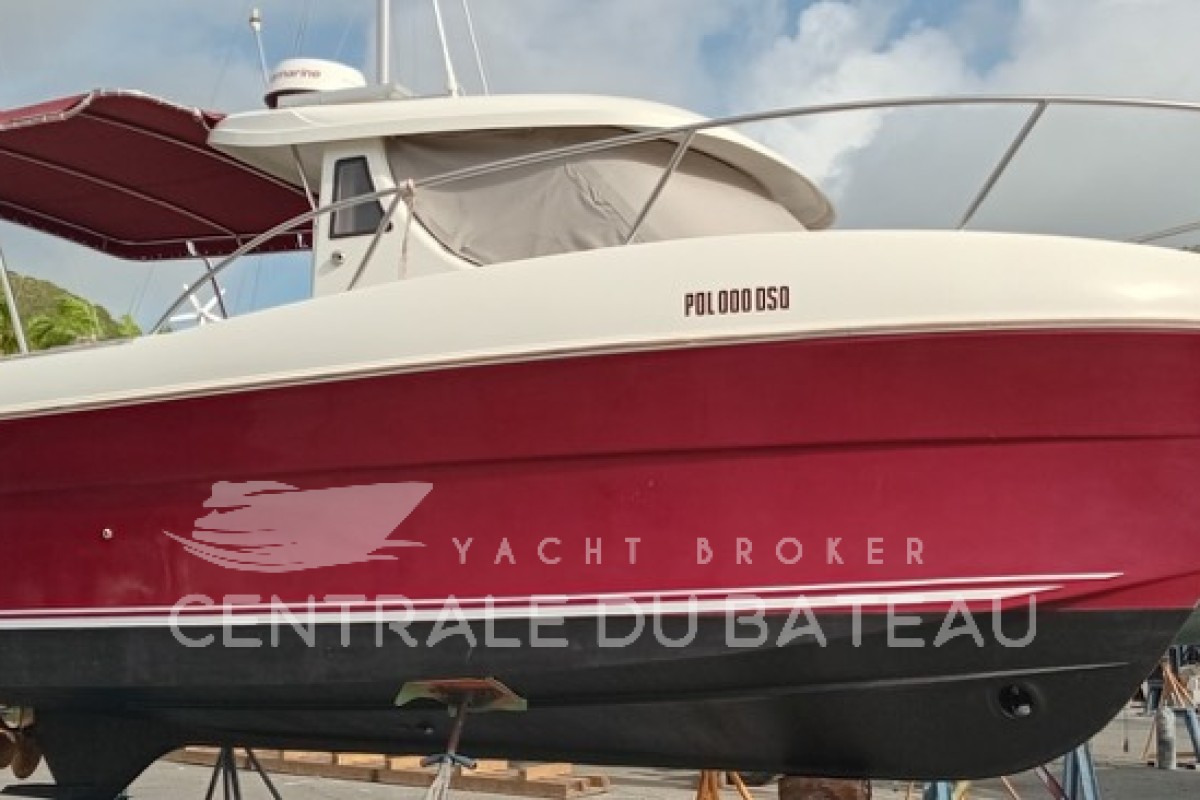 Vue de profil à terre bateau Arvor 250 AS - Centrale du Bateau