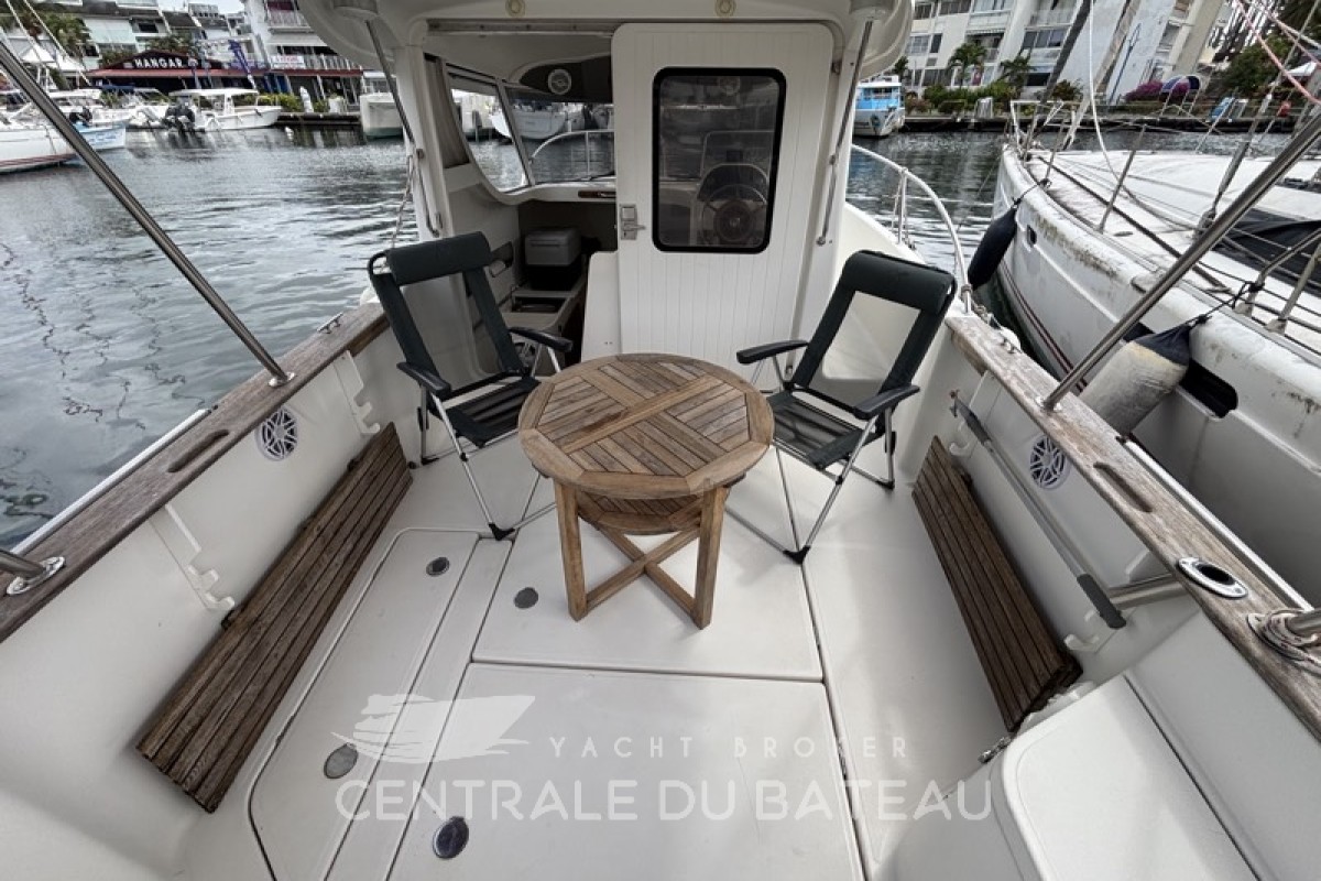 Cockpit avec table et chaises Arvor 250 AS - Centrale du Bateau