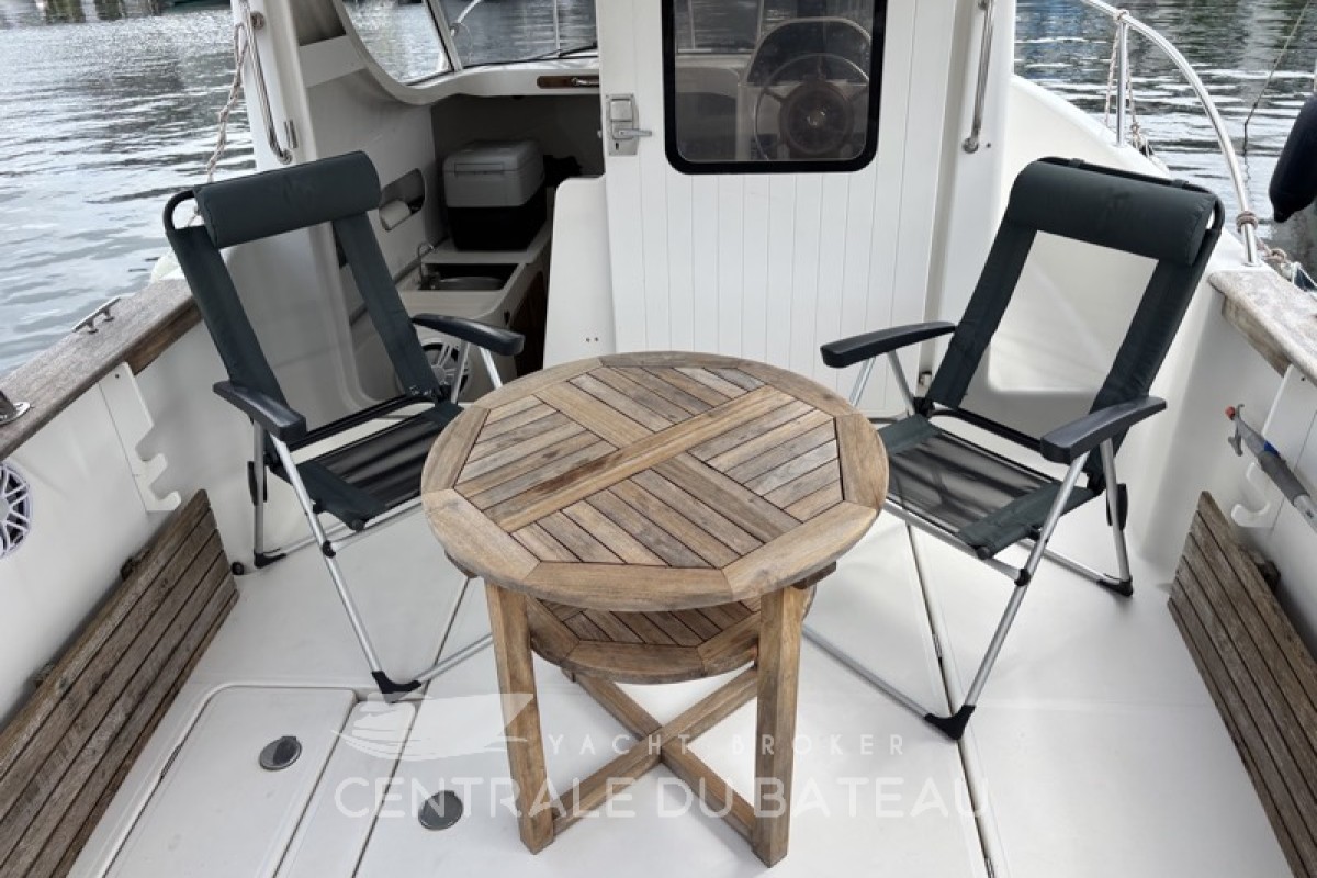 Vue de l'arrière cockpit Arvor 250 AS - Centrale du Bateau