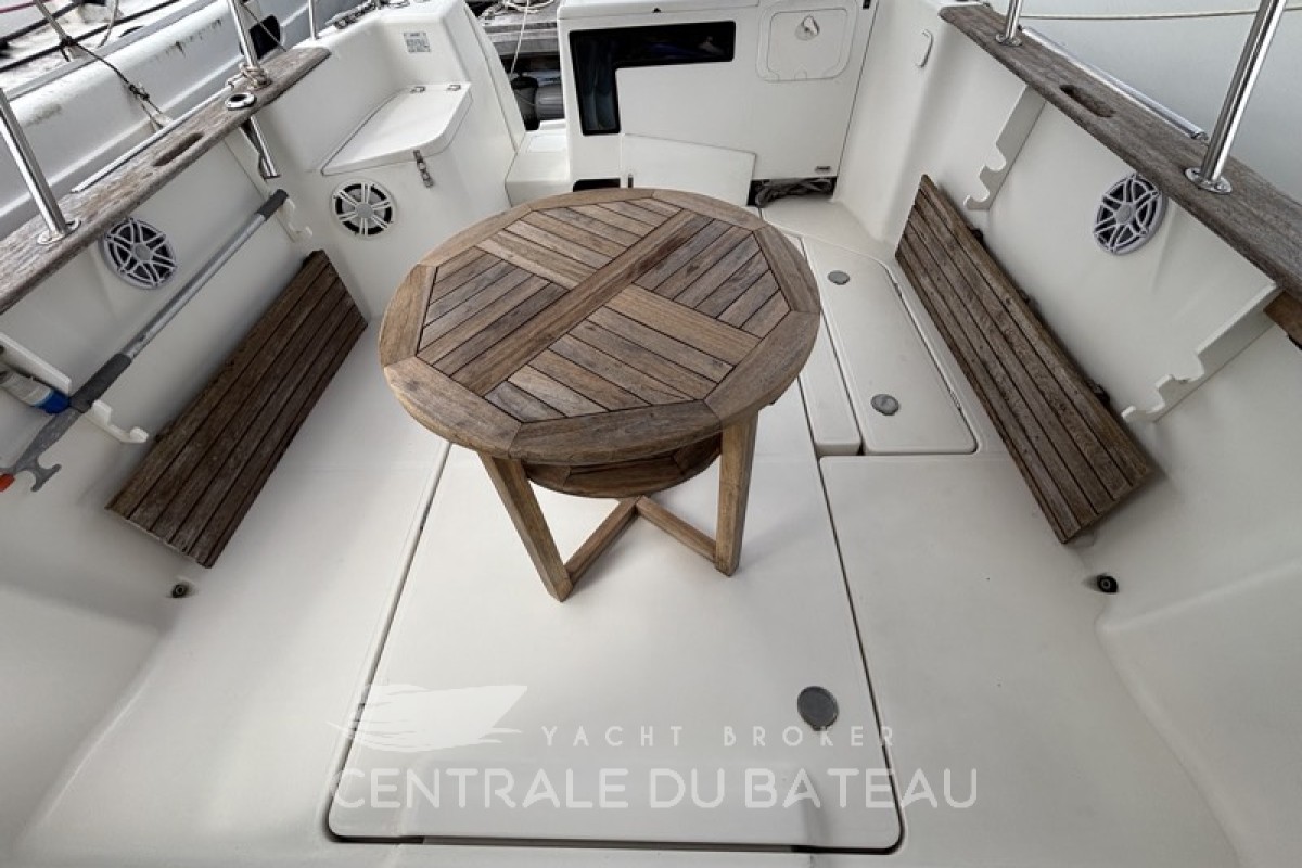 Vue de la cabine cockpit arrière avec table Arvor 250 AS - Centrale du Bateau