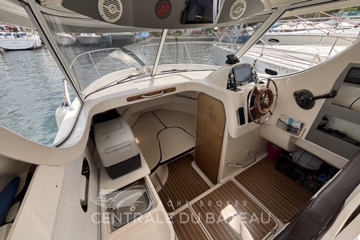 Vue de haut de côté aménagement intérieur Arvor 250 AS - Centrale du Bateau