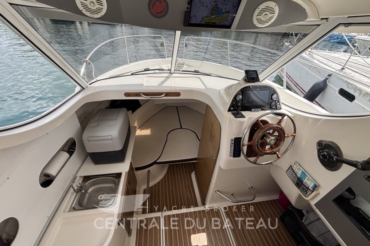 Cabine vue de haut Arvor 250 AS - Centrale du Bateau