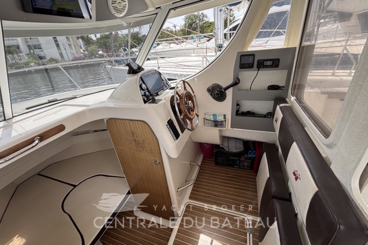Vue de côté poste de pilotage Arvor 250 AS - Centrale du Bateau