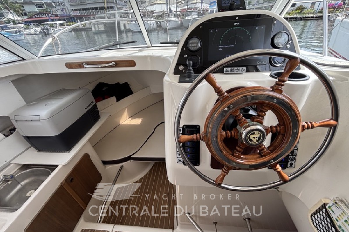 Vue espace intérieure avec barre à roue Arvor 250 AS - Centrale du Bateau