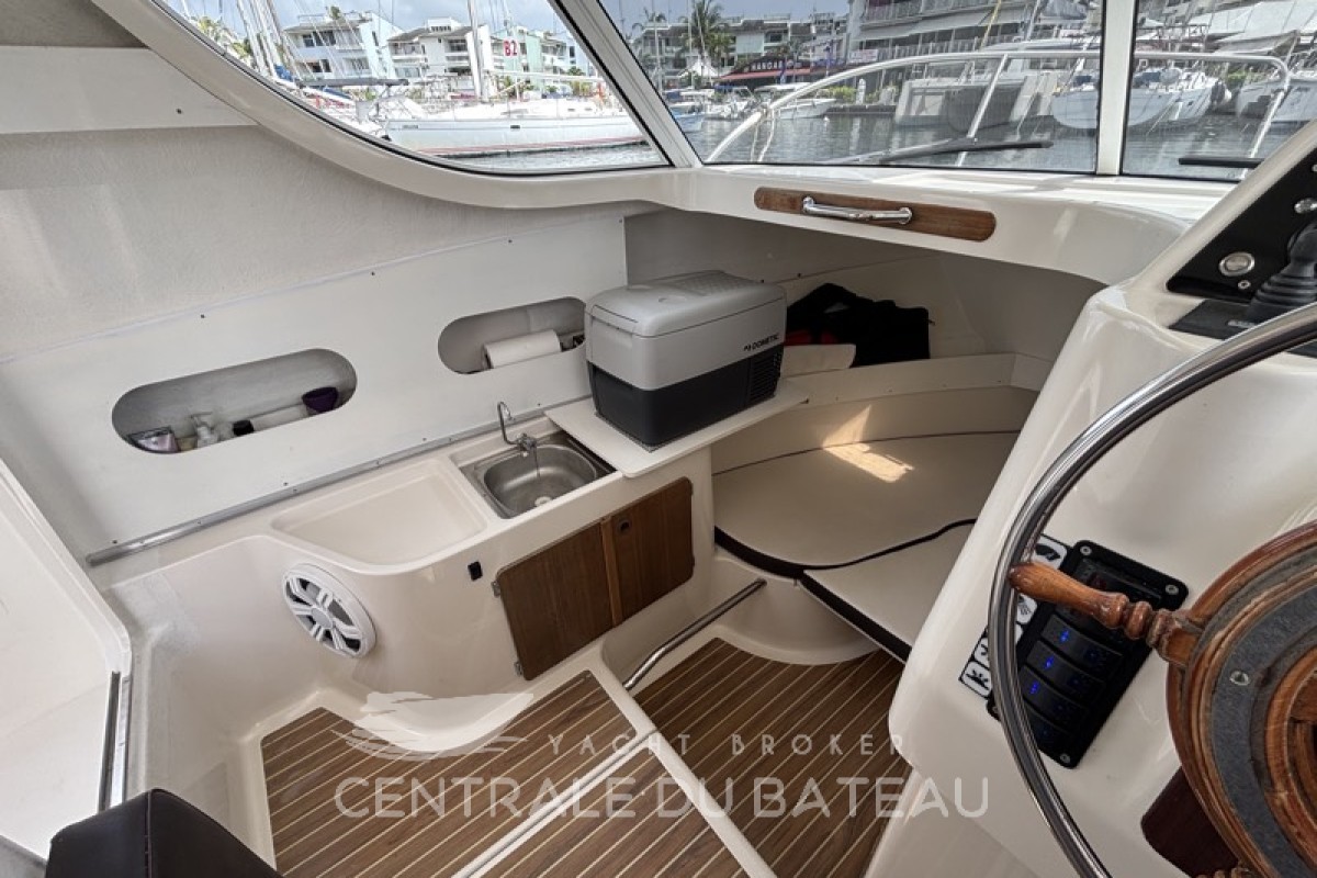 Vue intérieure Arvor 250 AS - Centrale du Bateau