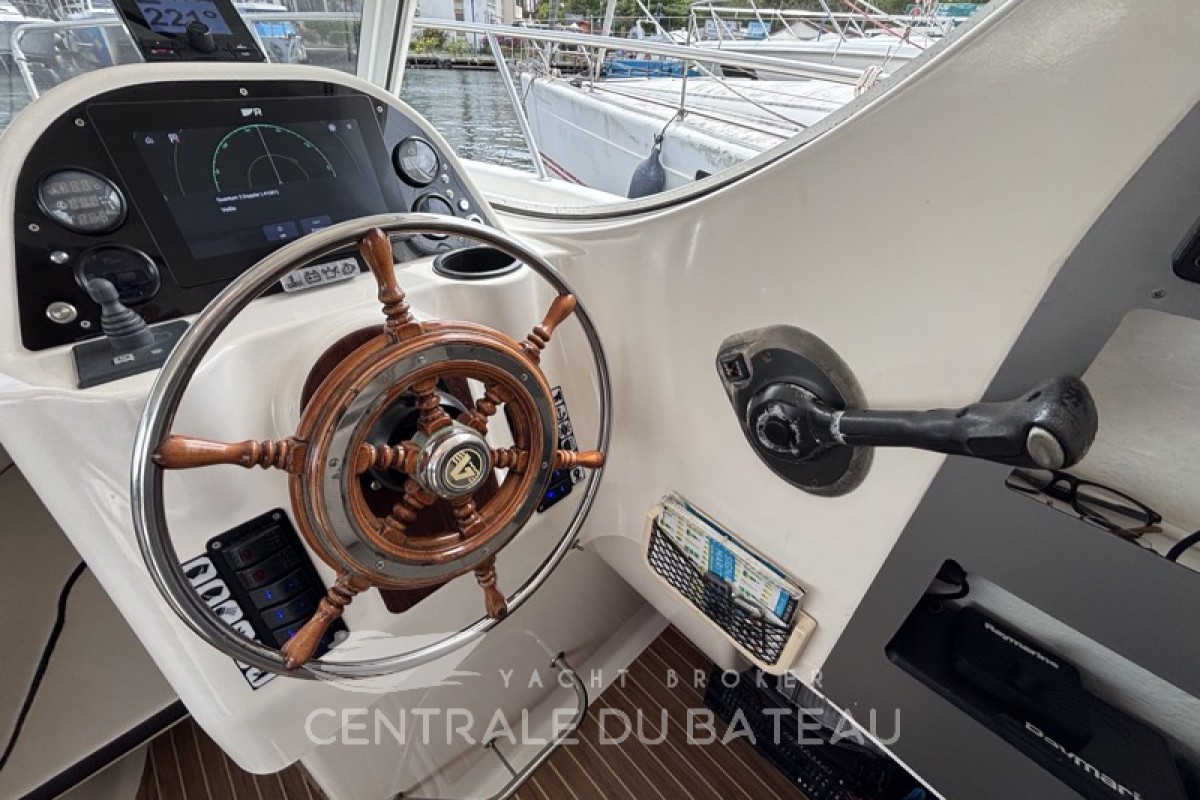 Poste de pilotage Arvor 250 AS - Centrale du Bateau