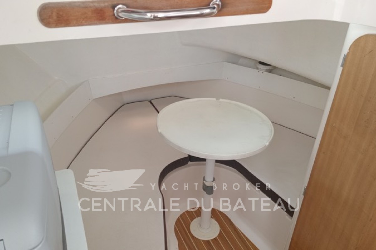 Table intérieure et assises Arvor 250 AS - Centrale du Bateau