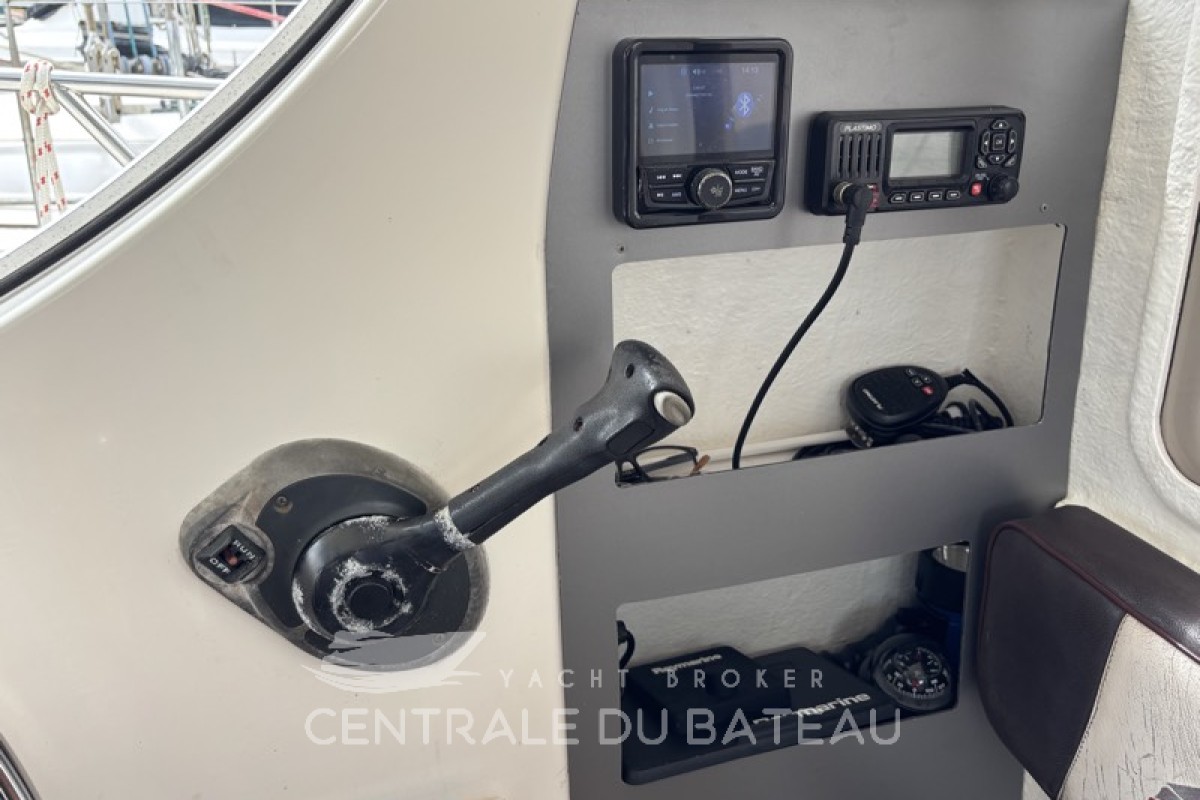 Stéréo et VHF Arvor 250 AS - Centrale du Bateau