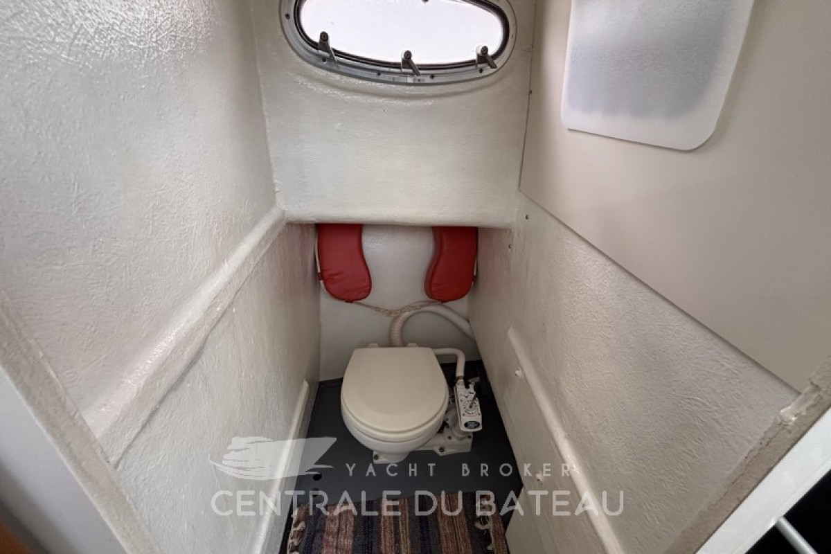 Salle WC marin bateau Arvor 250 AS - Centrale du Bateau