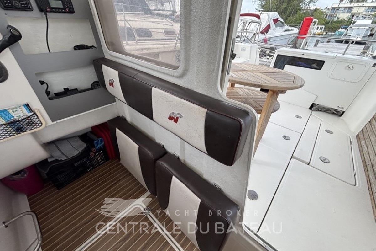 Vue arrière poste de pilotage et cockpit Arvor 250 AS - Centrale du Bateau