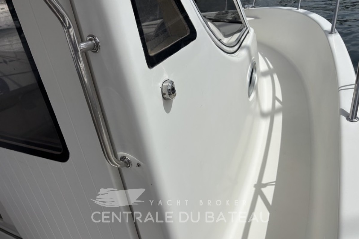 Vue latérale pilotine Arvor 250 AS - Centrale du Bateau