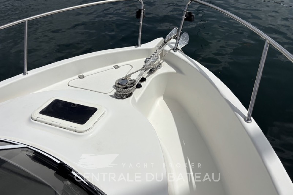 Vue avant et guindeau Arvor 250 AS - Centrale du Bateau