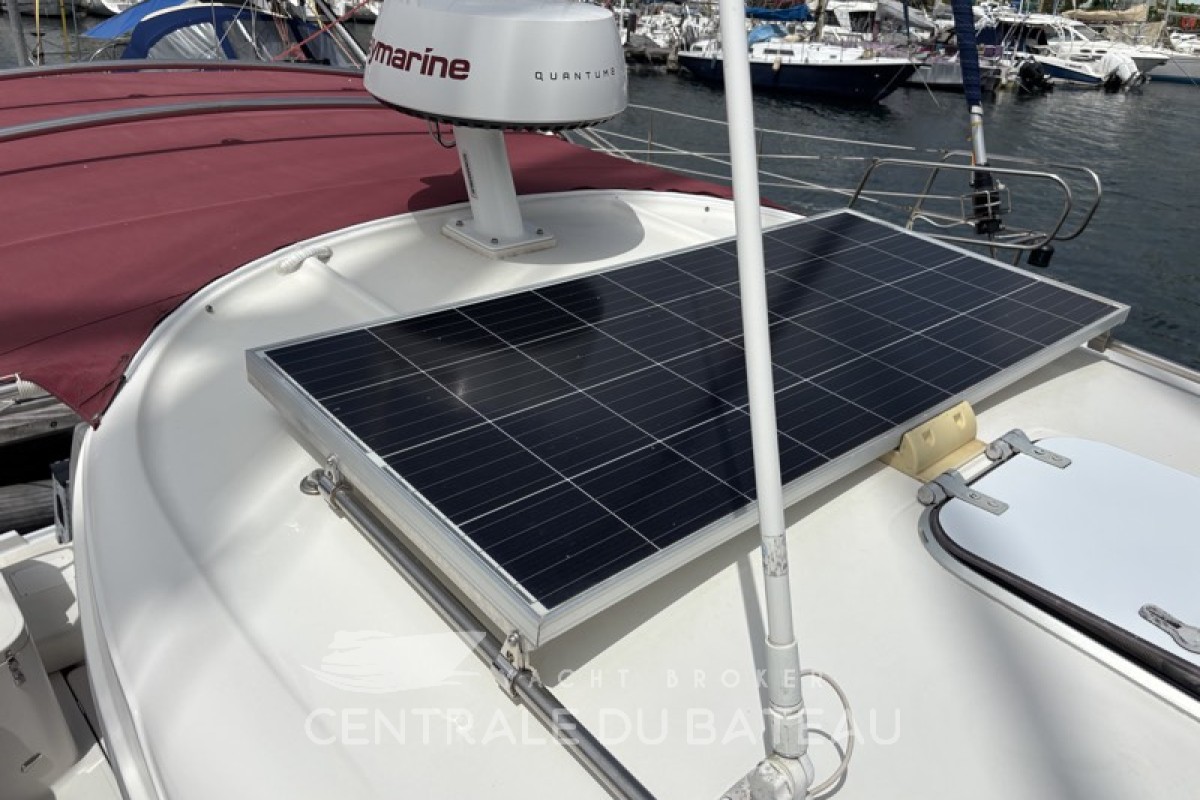 Panneaux solaire et radar Arvor 250 AS - Centrale du Bateau