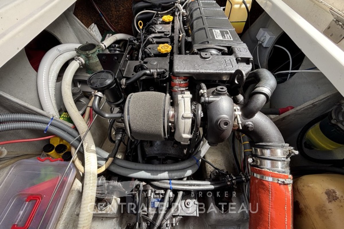 Cale moteur Arvor 250 AS - Centrale du Bateau