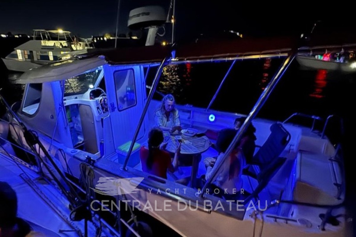 Cockpit arrière vue de nuit Arvor 250 AS - Centrale du Bateau