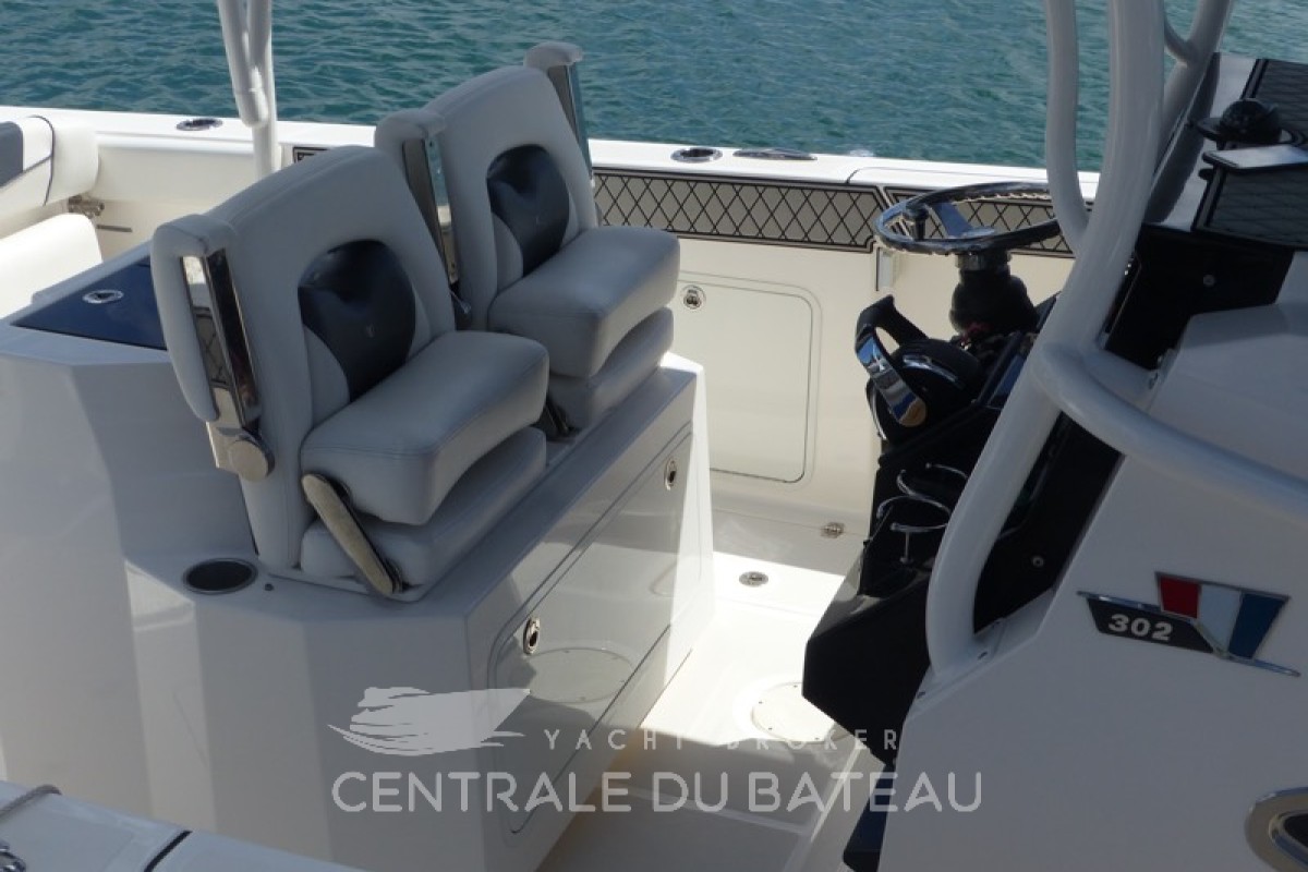 Vue de profil sièges et console Wellcraft 302 - Centrale du Bateau