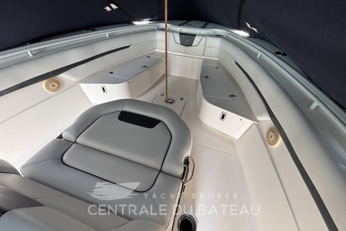Espace confort avant Wellcraft 302 - Centrale du Bateau