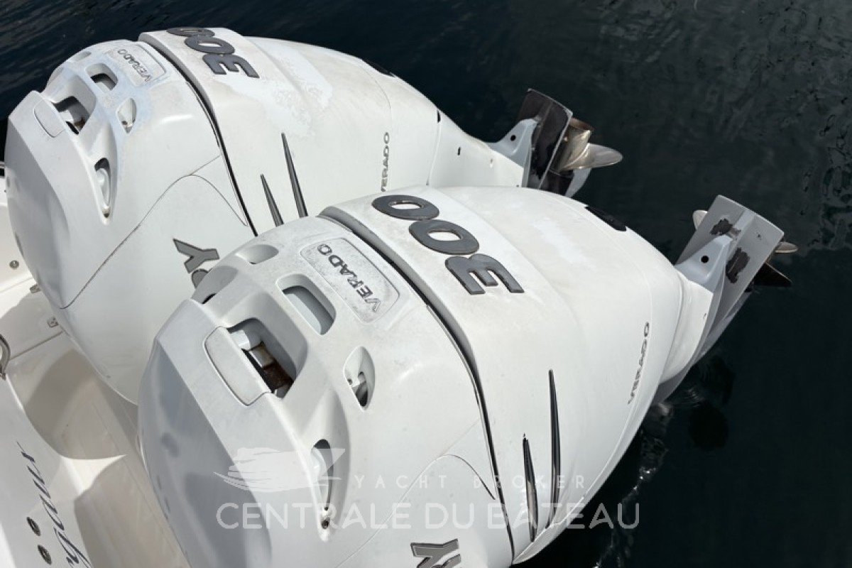 2 moteurs blanc Mercury 300 Verado - Centrale du Bateau