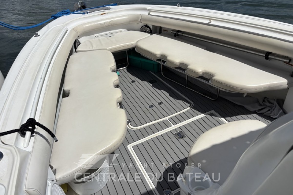 Vue banquette avant côté gauche Wellcraft Scarab 32 - Centrale du Bateau